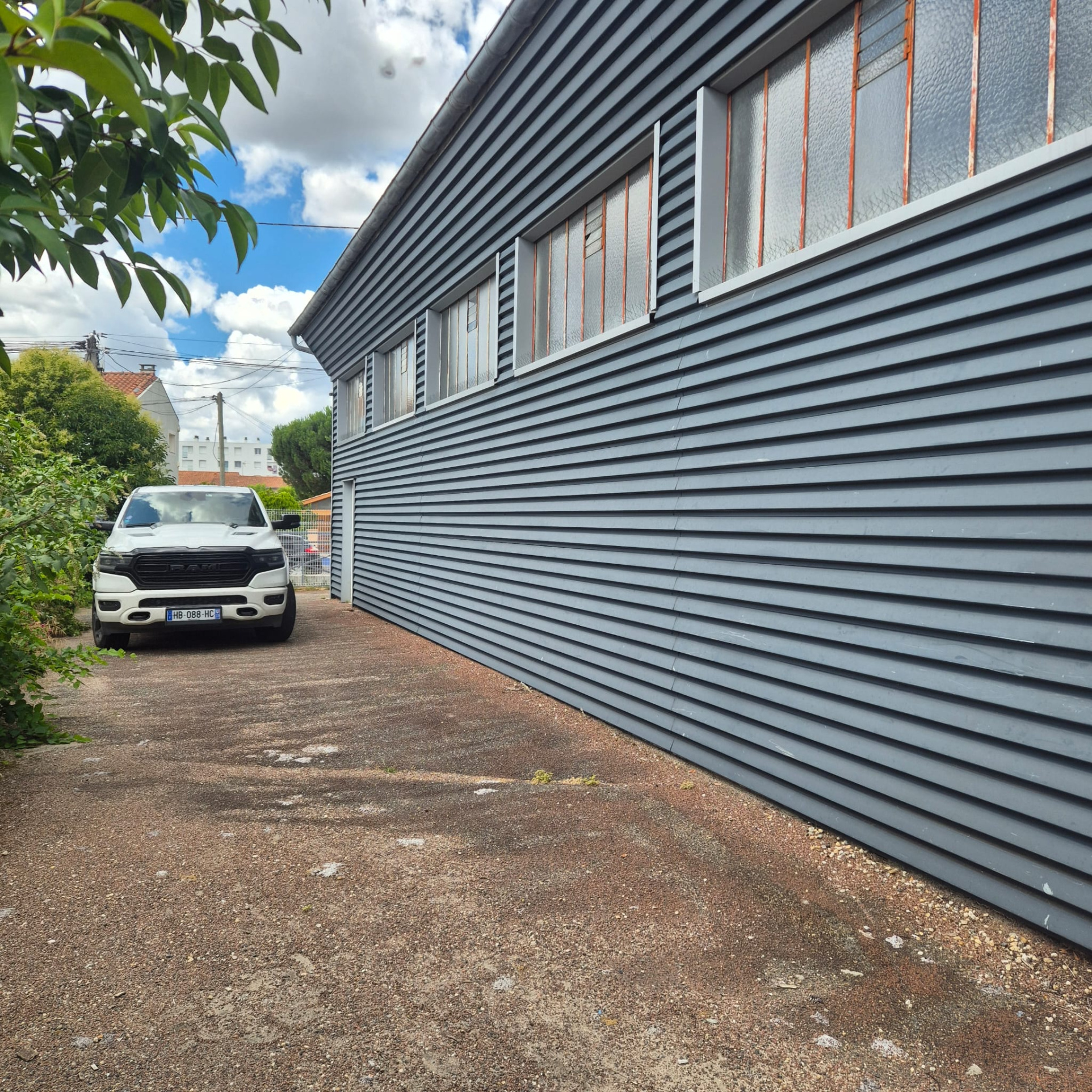 LOCAL D'ACTIVITÉ 300 M2 - VILLENAVE D'ORNON - TERRAIN 500 m2